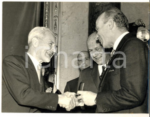 Fotografia d epoca originale 1965 MILANO Governatore Guido CARLI riceve il Premio REZZARA Foto 24x18 1