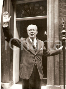 Fotografia d epoca originale 1959 LONDON Prime Minister Harold MacMILLAN waves to crowd at 10 DOWNING STREET 1