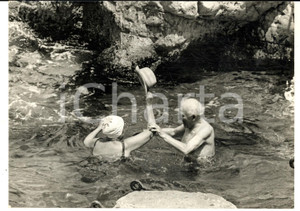 Fotografia d epoca originale 1968 ANTIBES Marc CHAGALL fa il bagno con la moglie all  EDEN ROC Foto 18x13 1