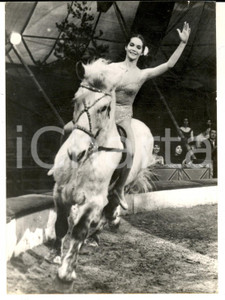 Fotografia d epoca originale 1962 SHEPERTON Nancy KWAN acrobata nel film L attrazione principale Foto 1