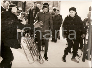 Fotografia d epoca originale 1966 GSTAAD SWITZERLAND Jacqueline KENNEDY protetta da guardie del corpo Foto 1