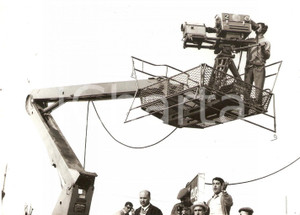 Fotografia d epoca originale 1967 50Â° GIRO D ITALIA Operatore RAI su una gru riprende ciclisti Foto 18x13 cm 1