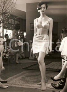 Fotografia d epoca originale 1967 MODA Modella indossa sottoveste IMEC per minigonna Foto 13x18 cm 1
