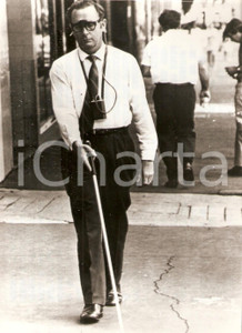 Fotografia d epoca originale 1971 AUSTRALIA Thomas BEATON tests radar glasses for blind people Foto 13x18 cm 1