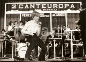 Fotografia d epoca originale 1967 VENEZIA 2Â° CANTEUROPA Rita PAVONE balla il twist durante esibizione Foto 1