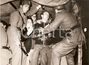 Fotografia d epoca originale 1960 LIVORNO Scontri tra paracadutisti e giovani livornesi Foto 18x13 cm 1