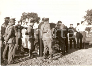 Fotografia d epoca originale 1960 TARQUINIA Poliziotti prestano soccorso dopo l alluvione Foto 18x13 cm 1