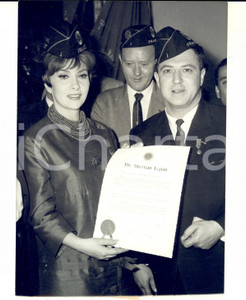 Fotografia d epoca originale 1961 PARIS Gina LOLLOBRIGIDA membro onorario AMERICAN LEGION Foto 13x18 cm 1