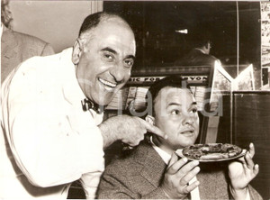 Fotografia d epoca originale 1963 TORONTO Luciano TAJOLI  e Johnny LOMBARDI mostrano una pizza Foto 18x13 1