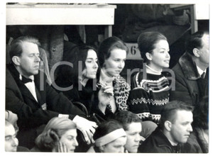 Fotografia d epoca originale 1964 OLIMPIADI INNSBRUCK Maria Gabriella di SAVOIA assiste a gara di hockey 1