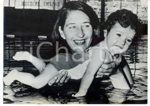 Fotografia d epoca originale 1966 SYDNEY Dawn FRASER inizia al nuoto la figlia Dawn Lorraine WARE di 3 mesi 1