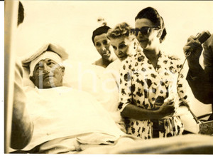 Fotografia d epoca originale 1960 ca AOSTA Pietro NENNI ricoverato in ospedale e assistito dalla famiglia 1