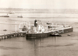 Fotografia d epoca originale 1971 PRIOLO GARGALLO Petroliera ARDVAR attraccata al nuovo molo SINCAT Foto 1