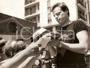 Fotografia d epoca originale 1966 V CANTAGIRO Tappa di PERUGIA Il cantante DINO assalito dalle fan Foto 24x18 1