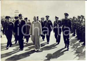 Fotografia d epoca originale 1960 DAMAS SYRIE Roi du Maroc HASSAN II avec le MarÃ©chal AMER Ã  l aÃ©roport 1