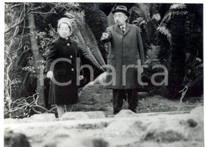 Fotografia d epoca originale 1971 HAYAMA Imperatore HIROHITO e la moglie KOJUN visitano le rovine della villa 1