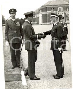 Fotografia d epoca originale 1955 RAF CRANWELL Prince BERNHARD of the Netherlands presents sword of honour 1