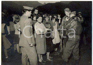 Fotografia d epoca originale 1954 ENTRACQUE Aviatori americani compiono atterraggio di fortuna Foto 18x13 cm 1