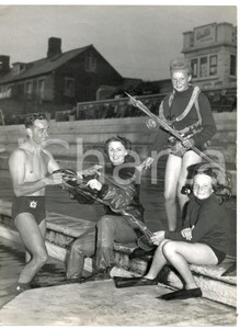 Fotografia d epoca originale 1958 HUNSTANTON Joseph TIPTON and his family practicing diving Photo 15x20 cm 1