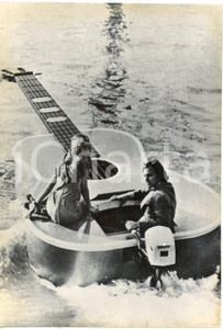 Fotografia d epoca originale 1970 USA  COSTUME La barca a forma di chitarra per i giovani Foto 13x18 cm 1