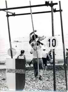 Fotografia d epoca originale 1955 GENOVA PALIO DEI RIONI Membro scimmia del Sampierdarena portato in spalla 1