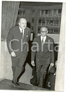 Fotografia d epoca originale 1960 PARIS UNESCO Il direttore Vittorino VERONESE accoglie Arturo FRONDIZI Foto 1