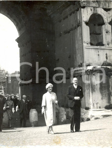 Fotografia d epoca originale 1959 ROMA La Regina Madre e sir Ashley CLARKE visitano l Arco di Giano Foto 1