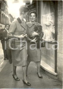Fotografia d epoca originale 1959 ROMA Paola del BELGIO passeggia per la cittÃ  con il suo bassotto Foto 1