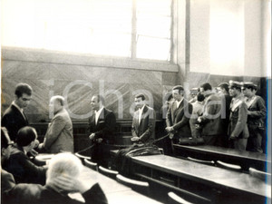 Fotografia d epoca originale 1966 MILANO Processo banda Via Montenapoleone  Imputati incatenati Foto 24x18 1