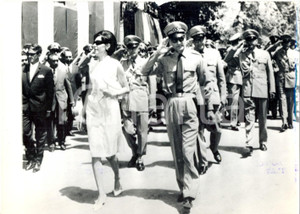 Fotografia d epoca originale 1963 TEHERAN Farah DIBA Mohammad Reza PAHLAVI sciÃ  di Persia a una sfilata 1