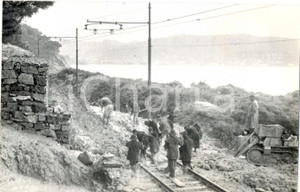 Fotografia d epoca originale 1959 CAPO CERVO Una frana scivolata verso la ferrovia impedisce passaggio treni 1