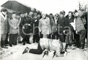 Fotografia d epoca originale 1961 BUCAREST Yoshito SHIMODA riceve battesimo di caccia da Nicolae CEAUSESCU 1