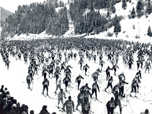 Fotografia d epoca originale 1972 MOENA  SCI DI FONDO  Partenza della Marcialonga Foto 24x18 cm 1