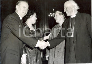 Fotografia d epoca originale 1958 LONDON SOVIET EMBASSY Jakov MALIK and Hewlett JOHNSON with their wives 1