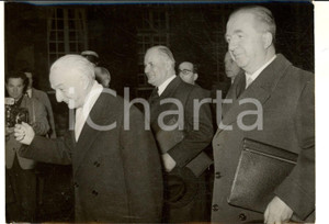 Fotografia d epoca originale 1959 PARIS Antonio SEGNI e Giuseppe PELLA arrivano all Hotel Matignon Foto 1