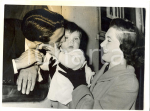 Fotografia d epoca originale 1955 GENOVA  CALCIO SAMPDORIA  Eddie FIRMANI bacia il figlio Paul di 6 mesi 1