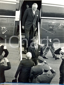 Fotografia d epoca originale 1965 MILANO Duca Filippo di Edimburgo scende da The Queen s Flight Foto 18x24 1
