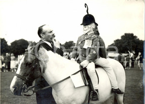 Fotografia d epoca originale 1961 LONDON Jimmy EDWARDS judging Jack MORRISON JONES at Children s Fancy Dress 1