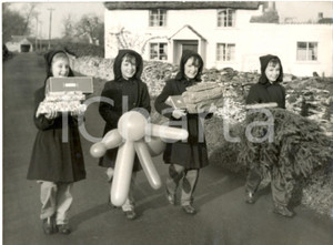 Fotografia d epoca originale 1957 NETTLETON CHRISTMAS  GOOD sisters: Bridget Elizabeth Frances and Jennifer 1