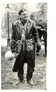 Fotografia d epoca originale 1963 LONDON Political activist Peter CADOGAN fighting for peace during a rally 1