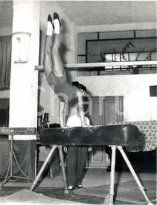 Fotografia d epoca originale 1956 USCIO GE Ginnasta nazionale si allena sulla trave Foto 18x24 cm 1