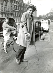 Fotografia d epoca originale 1959 LONDON Tommy STEELE going to his orthopedic Sir Reginald WATSONJONES 1