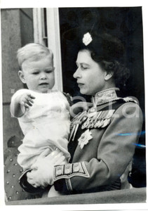 Fotografia d epoca originale 1961 BUCKINGHAM PALACE Queen Elizabeth II holding little prince Andrew Photo 1