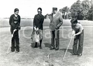 Fotografia d epoca originale 1971 NAIRN Charlie CHAPLIN Oona O NEILL guardano i figli giocare a golf Foto 1