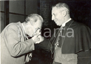 Fotografia d epoca originale 1960 ca BOLOGNA Angelo GALLI bacia la mano del cardinal Giacomo LERCARO Foto 1