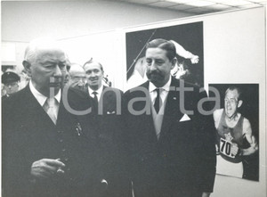 Fotografia d epoca originale 1958 COLONIA  Mostra Photokina  Theodor HEUSS all inaugurazione Foto 20x15 cm 1