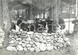 Fotografia d epoca originale 1956 CASELLA MONTEMAGGIO Colonia ANSALDO  Bambini giocano con le pigne Foto 1