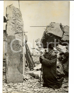 Fotografia d epoca originale 1960 TERREMOTO VALDIVIA CILE Uomo prega tra le rovine della sua casa Foto 1