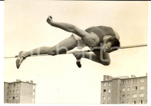 Fotografia d epoca originale 1961 COLOMBES  ATLETICA  SALTO IN ALTO Valerij BRUMEL  a 2,18 m Foto 18x13 1