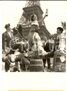 Fotografia d epoca originale 1955 PARIS GisÃ¨le ROBERT chante Ã  la gloire du champagne Photo 13x18 cm 1
